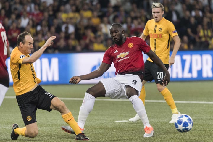 YB's Steve von Bergen (left) fights for the ball against Manchester United's Romelu Lukaku (center) as YB's Michel Aebischer (right) looks on, during the UEFA Champions League group H matchday 1 soccer match between Switzerland's BSC Young Boys and En