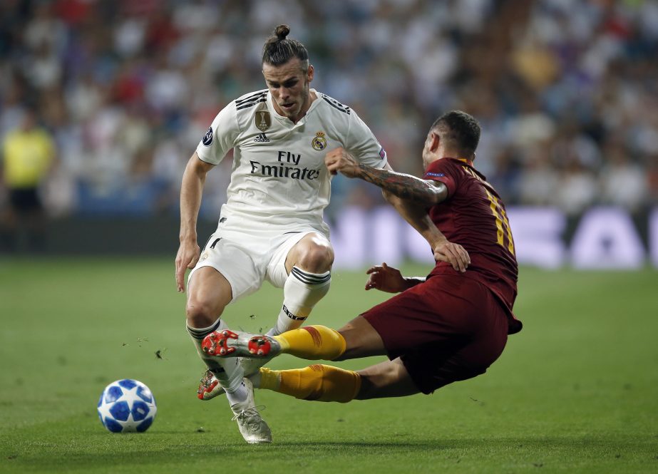 Real midfielder Gareth Bale (left) duels for the ball with Roma defender Aleksandar Kolarov during a Group G Champions League soccer match between Real Madrid and Roma at the Santiago Bernabeu stadium in Madrid, Spain on Wednesday.