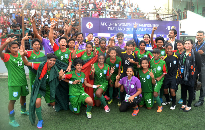 Members of Bangladesh Under-16 Women's Football team with the officials of Bangladesh Football Federation pose for a photo session after becoming the champions of the Group-F of the AFC Under-16 Women's Championship Qualifiers at the Bir Shreshtha Shahe