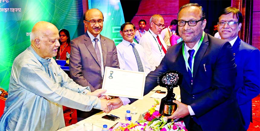 Md. Mahbub ul Alam, Managing Director of Islami Bank Bangladesh Limited, receiving the Best Remittance Collecting Bank Award for the year-2017 from Finance Minister Abul Maal Abdul Muhith, at Bangladesh Bank (BB) Training Academy in the city recently. Fa