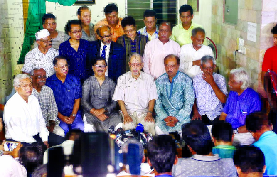 The leaders of greater Unity Process on Tuesday night set in meeting in Baridhara residence of Jukto Front President Professor AQM Badruddoza Chowdhury. BNP vice-chairman Iqbal Hasan Mahmud Tuku has joined in the meeting.