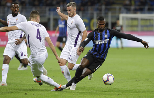 Inter Milan's Keita Balde (right) is challenged by Fiorentina's Jordan Veretout during the Serie A soccer match between Inter Milan and Fiorentina, at the San Siro stadium in Milan, Italy on Tuesday.