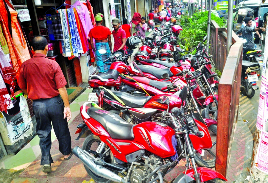 Unauthorised parking of motorbikes on busy roadside has become a common sight in the capital. This photo was taken from Bangabandhu Avenue on Thursday.