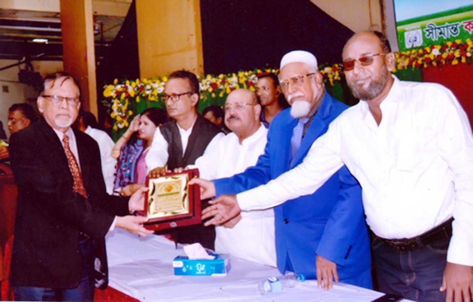 Prof Dr SM Mahabubul Haque Majumder, Pro Vice Chancellor of Daffodil International University receives "Mahatma Gandhi Ratno Award-2018" at a ceremony held in the city recently.