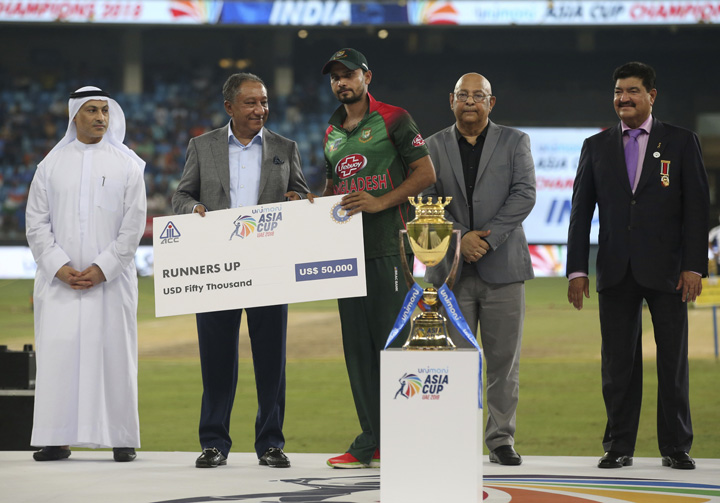 Bangladesh's captain Mashrafe Mortaza (center) receives runners up award after their loss in the final one day international cricket match of Asia Cup between India and Bangladesh in Dubai, United Arab Emirates, early Saturday.