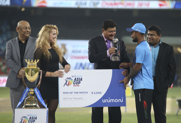 Bangladesh's Liton Das (second right) receives Man of the Match award after their loss in the final one day international cricket match of Asia Cup between India and Bangladesh, in Dubai, United Arab Emirates, early Saturday.