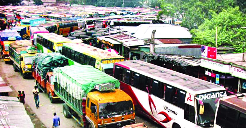 Hundreds of light to heavy vehicles got stuck for several hours in a huge gridlock due to navigation problem, causing untold sufferings to commuters. This photo was taken from Rajbari-Daulatdia ghat on Saturday.