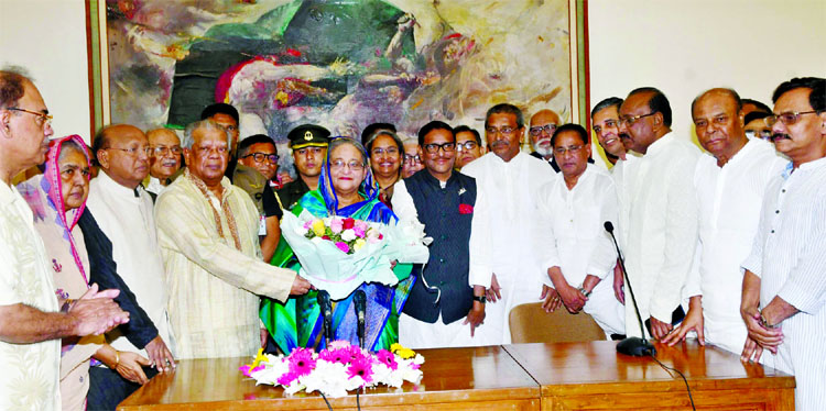 Awami League leaders and activists welcomed Prime Minister Sheikh Hasina with bouquet at Gonobhaban on her return from London for receiving International Achievement Award given by IPS in US on Monday.