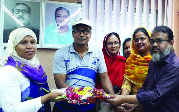 MANIKGANJ: Md Altaf Hossain, Chairman Manikganj Green Club greeting newly- appointed UNO of Singair Upazila Rahela Rahmotullah at her office yesterday. Among others, Bilkis Nahar, Upazila Women Affairs Officer and Akhinur Yasmin, Upazila Cooperative Off