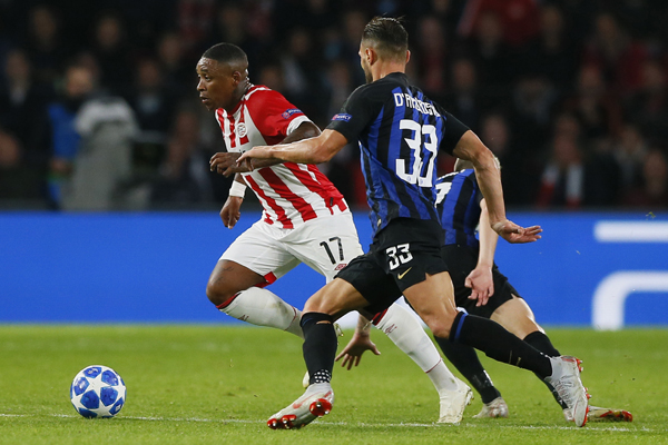 PSV's Steven Bergwijn passes Inter defender Danilo D'Ambrosio (right) during a Group B Champions League soccer match between PSV and Inter Milan at the Philips stadium in Eindhoven, Netherlands on Wednesday.