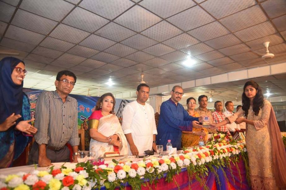 CCC Mayor A J M Nasir Uddin distributing prizes among the meritorious students at a reception organised by Bangladesh Mahila Samity Girls' School and College as Chief Guest on Sunday.