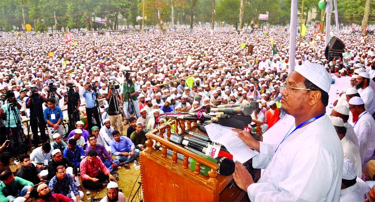 Ameer of Islami Andolon Bangladesh Mufti Syed Muhammad Rejaul Karim addressing a grand rally organised by the party in the city's Suhrawardy Udyan on Friday to meet its various demands including fair election.