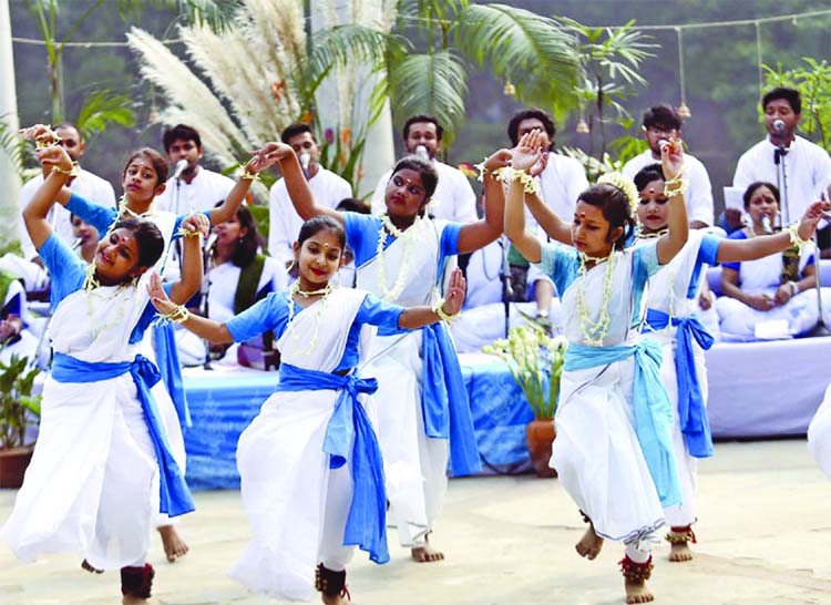 Marking the Swarat Festival (Autumn Festival), Jatiya Rabindra Sangeet Sammilon Parishad performing a dance programme at Rabindra Sarobar in city's Dhanmondi on Friday.