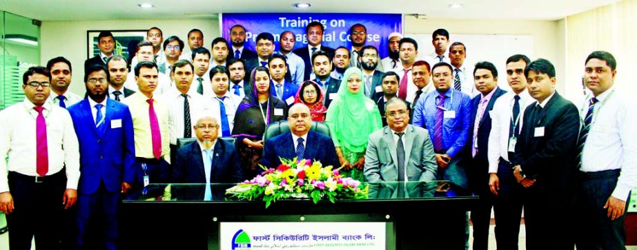 Syed Waseque Md. Ali, Managing Director of First Security Islami Bank Ltd, poses with the participants of a 10 day-long Pre-Managerial Course of at its Training Institute on Sunday. Among others, the Principal of Training Institute Md. Ataur Rahman and Fa