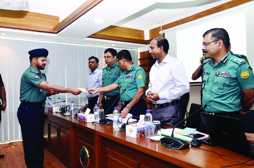 Rupnagar Thana Officer-In-Charge (OC) Shaikh Shah Alam receiving award as best OC of Dhaka Metropolitan Police (DMP) from DMP Commissioner Md Asaduzzaman Mia in the city recently.