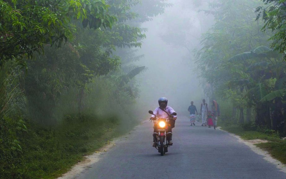 Northern districts have started experiencing heavy fog in the morning signaling the advent of winter. The photo was taken from Joypurhat area on Monday.