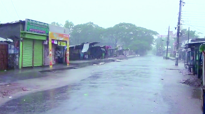 KALAPARA(Patuakhali): Rough weather still prevailing with heavy rainfall at Kalapara Upazila due to cyclone 'Titli' yesterday.