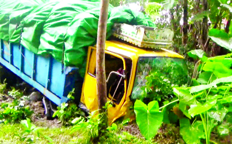 Two goods laden trucks collided head-on in front of Gangabadi Krishi College in Faridpur Sadar leaving two people dead and 7 others sustained injuries on Thursday.