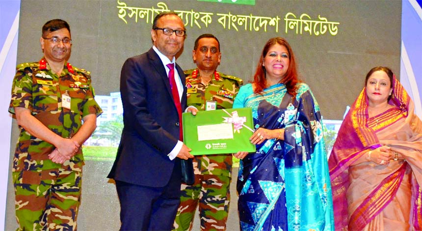 Md. Mahbub ul Alam, Managing Director of Islami Bank Bangladesh Limited, handing over a cheque of Tk. 20 lakh as donation for Proyash (a specialised school of Bangladesh Army) to its patron Dilshad Nahar Aziz at a programme at Dhaka Cantonment recently. T