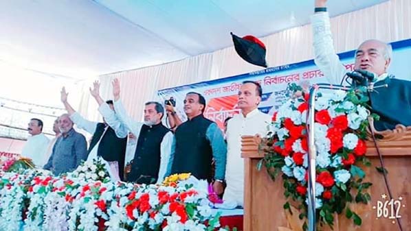 Minister for Housing and Public Works Engr Mosharraf Hossain addressing election walkway meeting at Raozan Sadar Upazila in North Chattogram on Saturday. The Minister attended six such walkway meeting in the upazila as a part of election campaign.