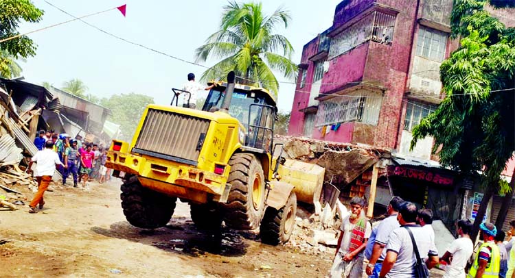 Dhaka North City Corporation (DNCC) in an drive evicted about 300 illegal shops from Natun Bazar Pura Basti in city's Kalyanpur area on Tuesday.