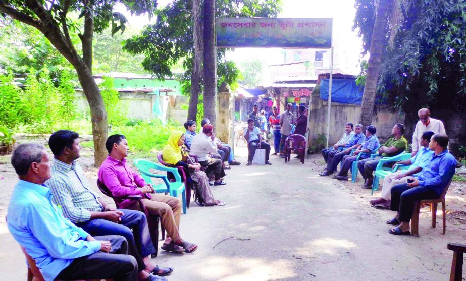DINAJPUR (South): Staff of Fulbari Poura Land Office observed a sit- in programme at main gate of the office protesting assault of a office assistance by Upazila Parishad Chairman on Monday.