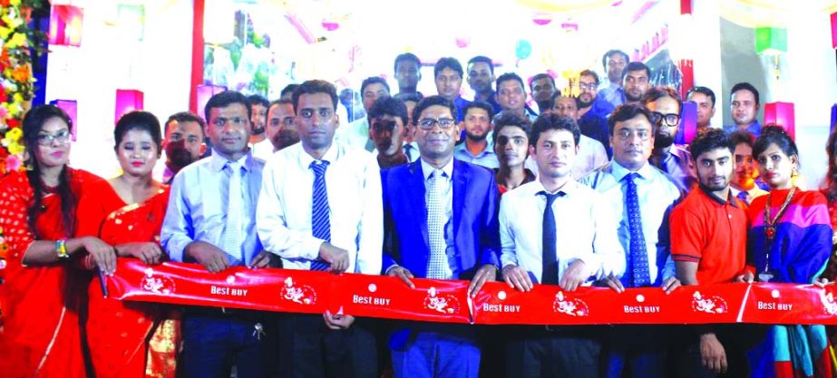 RN Paul, Managing Director of RFL, inaugurating its retail outlet at Khamarbari in the city recently. Rahat Zahan Shamim, Chief Operating Officer of Best Buy, Atikur Rahman, Head of Sales, Mehedee Hasan, Senior Brand Manager of the company and local elite