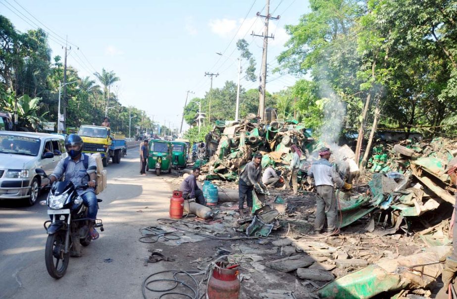 Car breaking is going on using gas cylinder by grabbing BRTC Road in the Port City which crests traffic jam. This picture was taken on Monday.