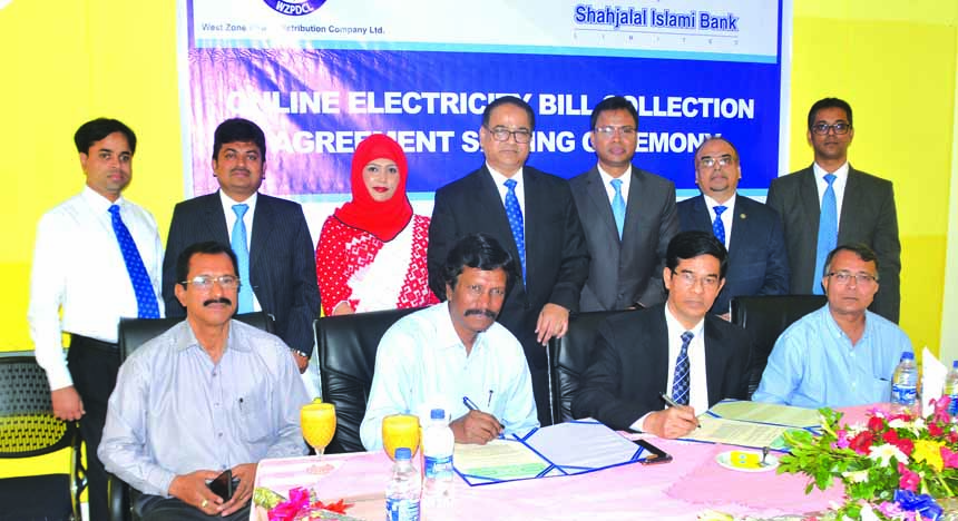 M Akhter Hossain, Deputy Managing Director of Shahjalal Islami Bank Ltd. and Eng. Md. Shafique Uddin, Managing Director of West Zone Power Distribution Co. Ltd., signed an agreement recently. The Customers of the power company can now pay their electrici