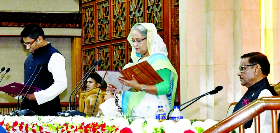 Prime Minister Sheikh Hasina administering oath to the newly elected Mayor of Barishal City Corporation Serniabat Sadik Abdullah at her office in the city on Monday. BSS photo