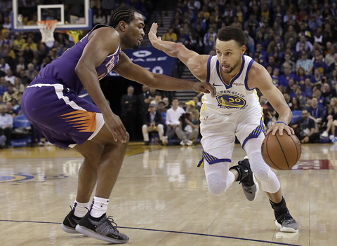 Golden State Warriors guard Stephen Curry (righ) drives against Phoenix Suns forward TJ Warren during the second half of an NBA basketball game in Oakland, Calif on Monday.