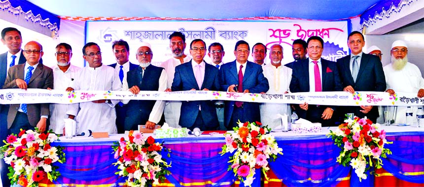 Akkas Uddin Mollah, Chairman of the Board of Directors of Shahjalal Islami Bank Limited, inaugurating its 115th Branch at Baraikhali Bazar of Shreenagar in Munshiganj on Tuesday. M. Shahidul Islam, Managing Director, Abdul Aziz and Mr. Imtiaz U Ahmed,DMDs