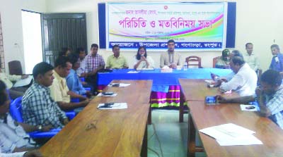 GANGACHARA(Rangpur): Newly-posted UNO Taslima Begum exchanging views with the local journalists at her office yesterday.