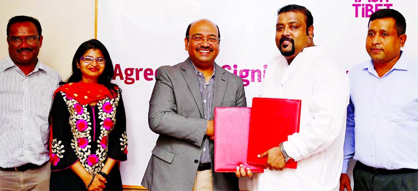 Sabbir Rahman Tanim, Managing Director of Tasty Tibet (a restaurant for Momo Food) and Asraf Bin Taj, Managing Director of International Distribution Company Bangladesh (IDC), exchanging a business expansion agreement at a hotel in the city recently. Seni
