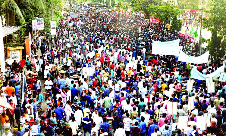 Bangladesh Sarak Paribahan Sramik Federation ogranised a huge rally in front of the Jatiya Press Club on Saturday demanding amendment to the Road Transport Act 2018.