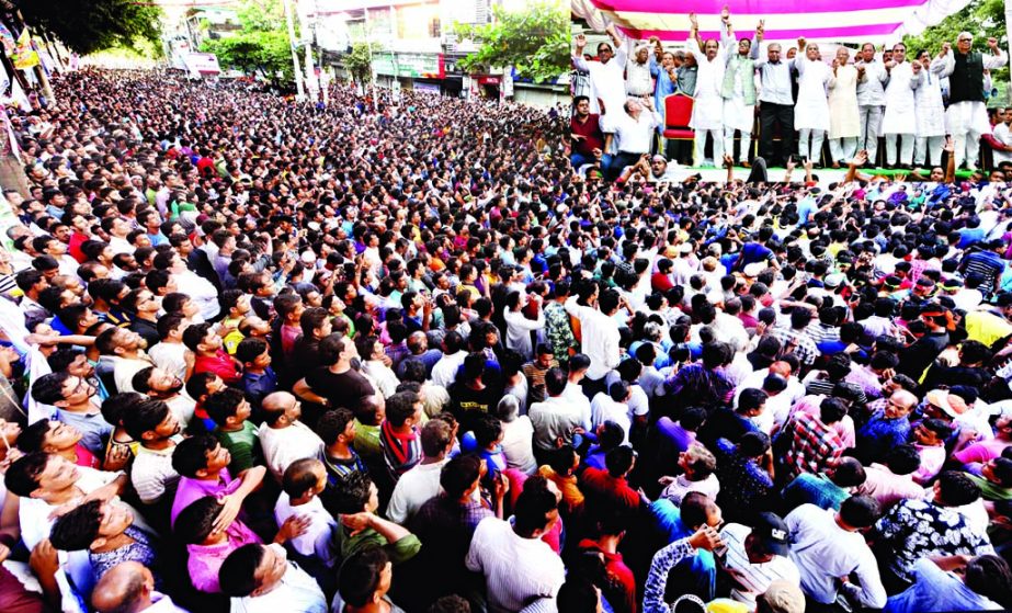 Jatiya Oikyafront leaders including its Convener Dr. Kamal Hossain waving (inset) to the huge crowd at its public rally in front of BNP office at Kazir Dewri in Chattogram on Saturday.