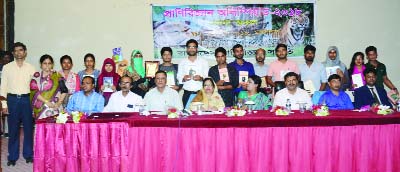 KHULNA: Guests, participants and winners of Prani Biggan Olimpiad-2018 of Khulna Division poses for a photo session in Khulna organised by Bangladesh Prani Biggan Samity yesterday.