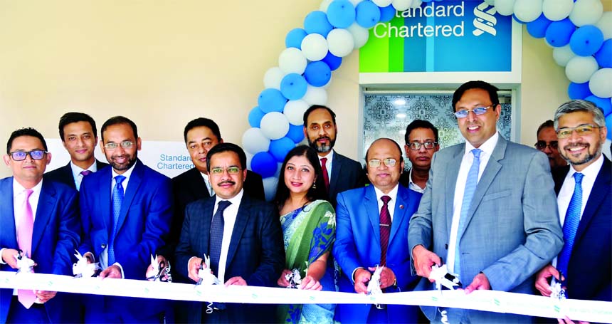 Naser Ezaz Bijoy, CEO along with Apurva Jain, Head of Transaction Banking, Alamgir Morshed, Head of Commercial Banking, Khaled Aziz, Chief Information Officer of Standard Chartered Bangladesh inaugurating its Business Development Office for Uttara Export