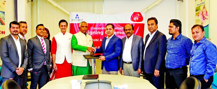 Mahtab Uddin Ahmed, CEO of Robi and KM Ali, CEO of Bengal Group of Industries (BGI), exchanging an agreement signing documents to enjoy Robi's high-speed 4.5G data connectivity and high quality voice service, to support their sprawling business at BGI he