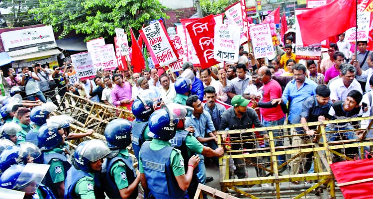 Left Democratic Alliance involved in scuffle with law enforcers while they were heading towards Bangabhaban to submit Memorandum to the President for ensuring free, fair and inclusive election. This photo was taken from near Dainik Bangla Mor on Tuesday.