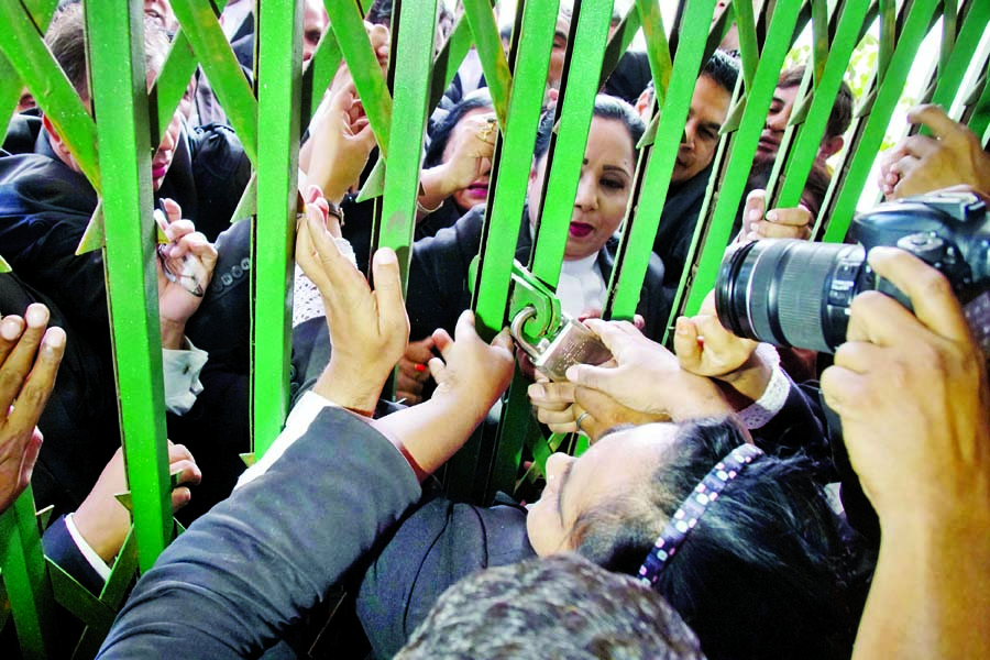 Main gate of the Supreme Court being locked by pro-BNP lawyers as they boycotted the court on Wednesday, protesting false cases filed and raising of jail term by the court against BNP Chairperson Begum Khaleda Zia.