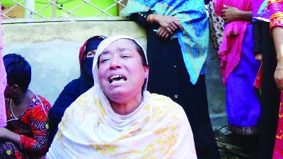 SHARIATPUR: Relatives of slain former Organisating Secretary of Rudrakar Union Abdul Khalek Pankhader wailing after his murder yesterday.