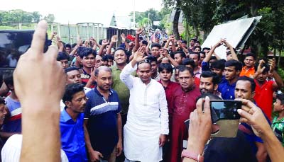 DAMUDYA(Shariatpur): Siyed Ahmed Aslam, Chairman, Ahmed Groups and Organising Secretary of Bangladesh Nationalist Party (BNP), District Unit and aspirant candidate of BNP from Shariatpur-3 constituency greeting people at Hawladar Bazar during an election