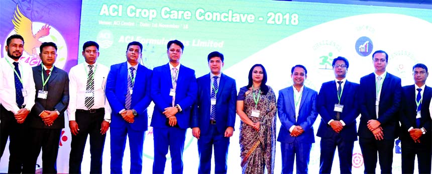Shusmita Anis, Managing Director of ACI Formulations Limited, poses for a photo session with the participants of its Annual Crop Care 2018 at its head office in the city on Thursday. BM Shaifullah, Business Manager and other high officials of the company