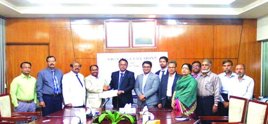 BM Yousuf Ali, Chairman of Popular Life Insurance Limited Employees Provident Fund and Kazi Sanaul Haque, Managing Director of Investment Corporation of Bangladesh (ICB), exchanging an agreement signing document on 'Capitec Popular Life P F Unit Fund' a