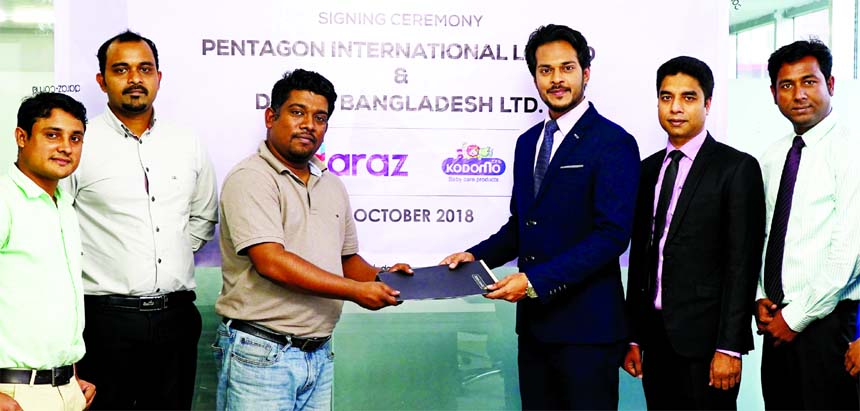 Antu Karim, Managing Director of Pentagon International Limited and Syed Mostahidul Haque, Managing Director of Daraz, exchanging an agreement signing document at its head office in the city recently. Top officials from respective organizations were also