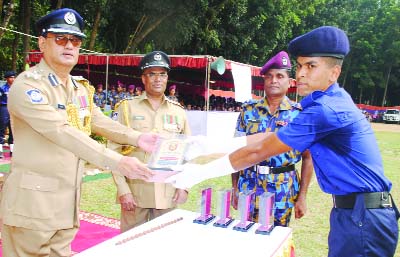 BOGURA: The concluding parade of 162nd TRC Batch of Bogura 4 Armed Police Battalion was held at Bogura Armed Police Battalion ground yesterday. Md Abdullah Al Mahmud BPM, Vice-Principal , Bangladesh Police Academy , Sarda , Rajshahi was present as Chief