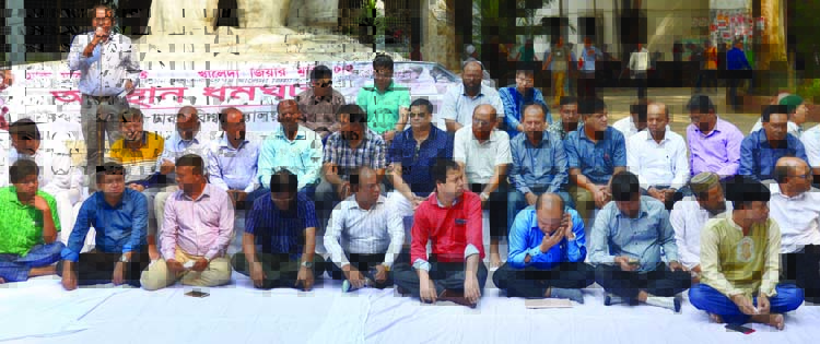 A faction of teachers of Dhaka University observed a sit-in-programme at the alter of Aparajoyo Bangla on the campus demanding release of BNP Chairperson Begum Khaleda Zia yesterday.