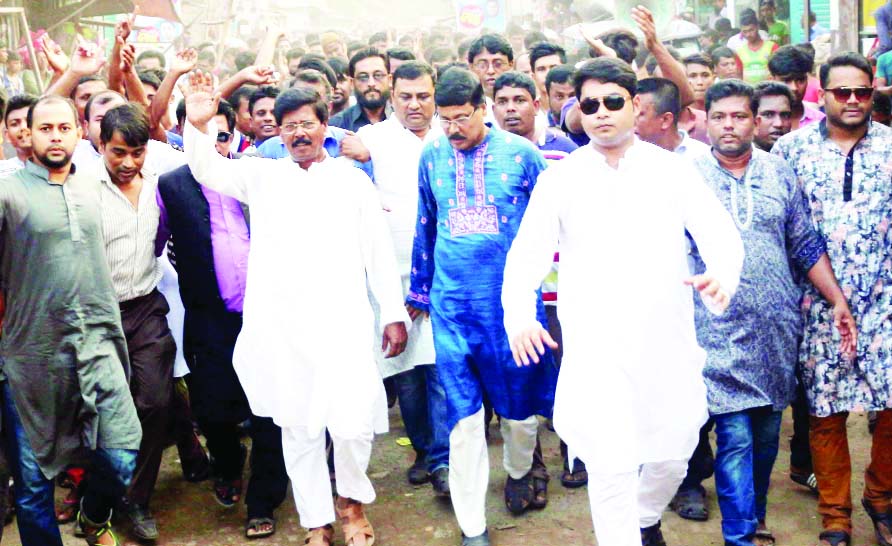 MURADNAGAR (Cumilla): Jahangir Alam Sarker, General Secretary of Cumilla North Awami League and aspirant candidate from Cumilla -3 Constituency in the 11th parliamentary election greeting people during an election campaign at Bangra Bazar on Friday.