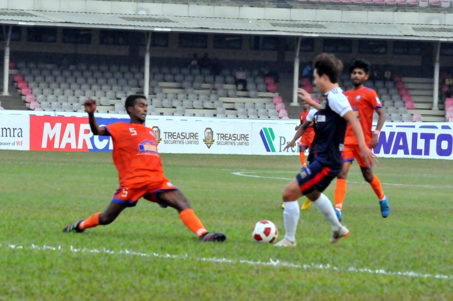 A view of the football match of the Walton Federation Cup between Saif Sporting Club and Brothers Union at the Bangabandhu National Stadium on Monday. Saif won the match 5-0.
